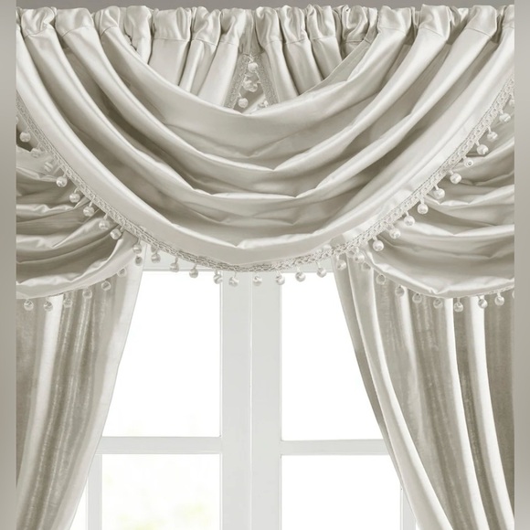 Croscill Classics Avignon Waterfall Valance (Single) - 38x46" Set of 3! - Picture 2 of 7